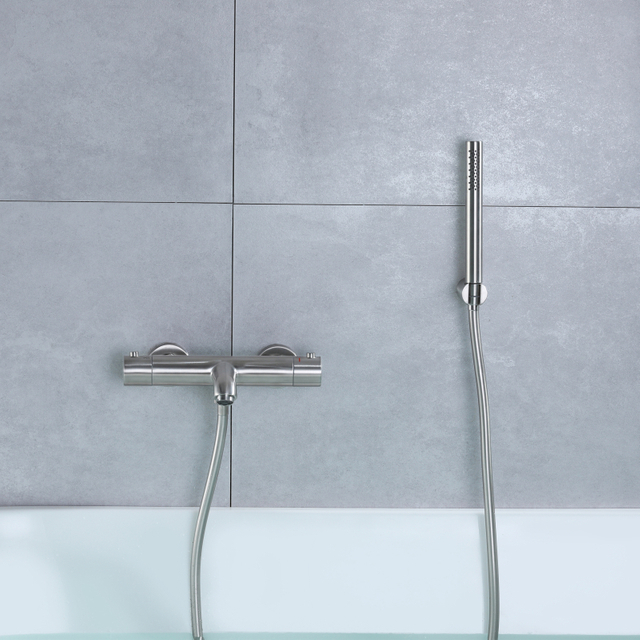 الحمام الحديث بندقية رمادية دش ثرموستاتي وحوض الحنفية 