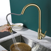 صنبور المطبخ ذو المقبض الواحد ذو اللون الذهبي المصقول الحديث الذي يعمل باللمس