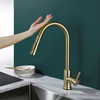 صنبور المطبخ ذو المقبض الواحد ذو اللون الذهبي المصقول الحديث الذي يعمل باللمس