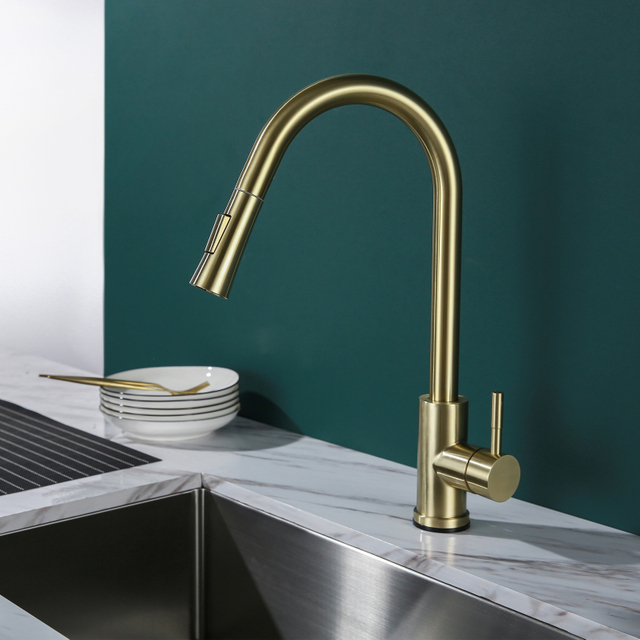 صنبور المطبخ ذو المقبض الواحد ذو اللون الذهبي المصقول الحديث الذي يعمل باللمس
