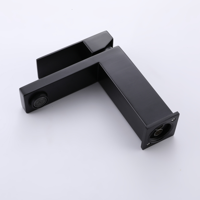 صنبور حوض الحمام بمقبض واحد من الفولاذ المقاوم للصدأ 304 عالي الجودة ومعتمد من CUPC باللون الأسود غير اللامع