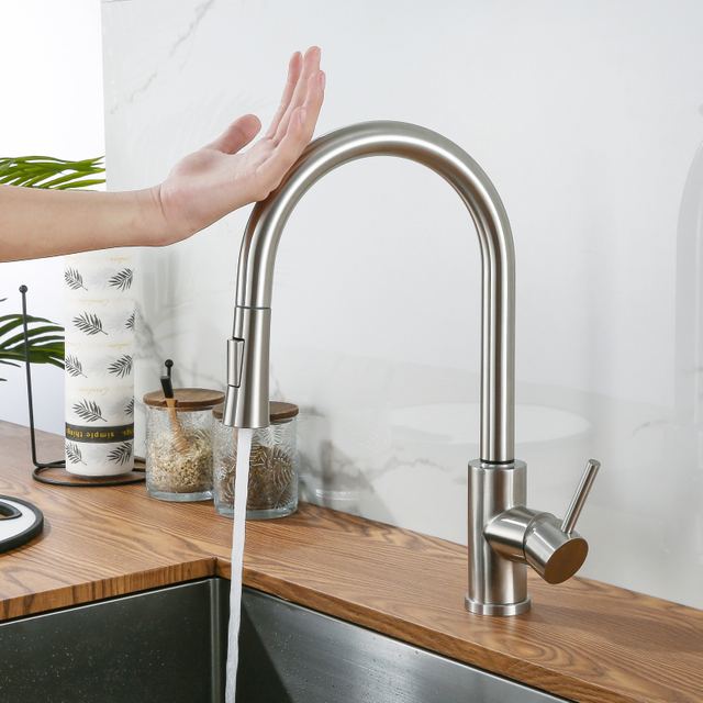 صنبور المطبخ ذو المقبض الواحد من النيكل المصقول الحديث الذي يعمل باللمس